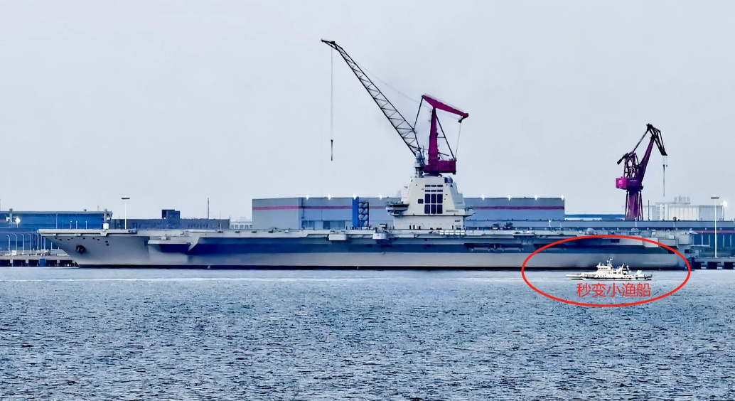 不得不说，福建舰是真漂亮啊！尤其是“装”了个大吊车之后，逼格直接拉满了。有一个小