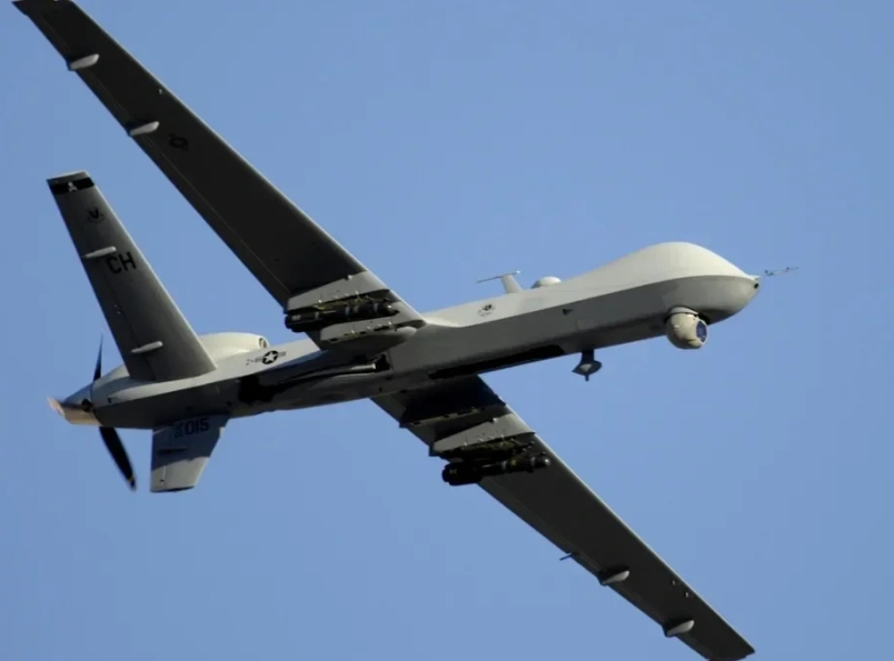 MQ-9无人机携带各种武器，包括GBU-12炸弹、AGM-114“地狱火”II空