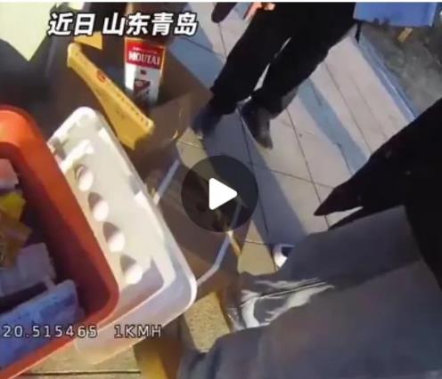 山东青岛，一名女子因为晕车在路边休息，发现一辆车在红绿灯路口因油门太猛三个箱子从