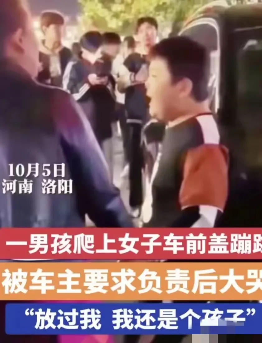 洛阳栾川县，一位一百三十斤的胖男孩跳到一辆小车引擎盖蹦跳，把引擎盖踩得坑坑洼洼，