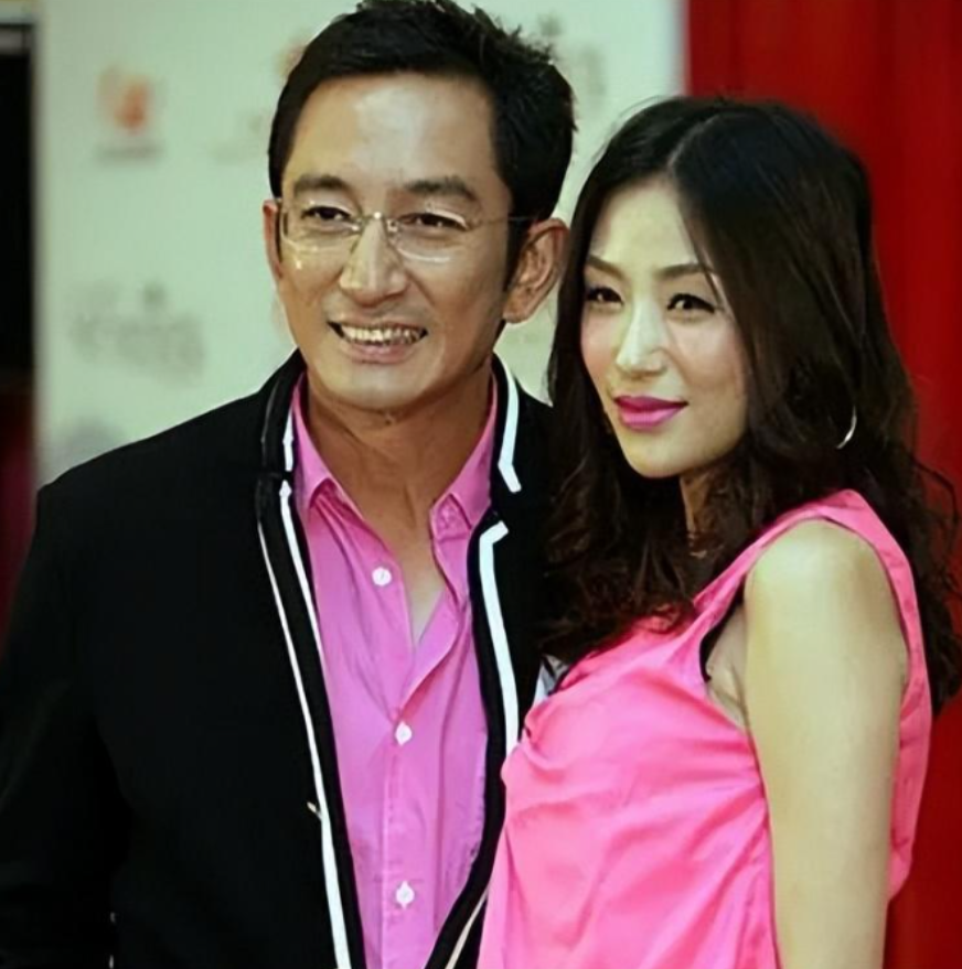 当年，43岁的吴启华豪掷650万迎娶了22岁的娇妻石洋子，7年的婚姻生活，石洋子