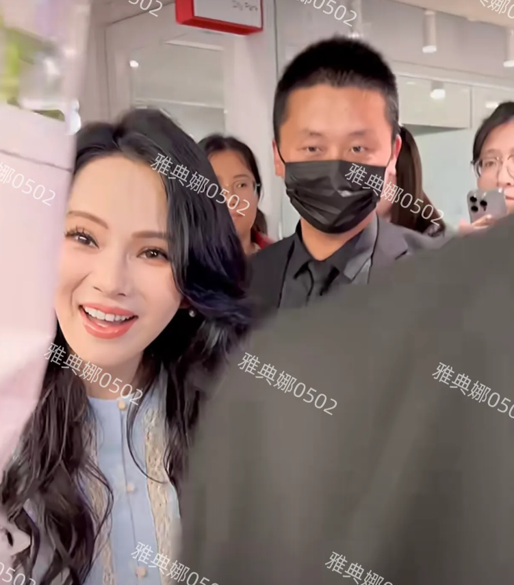 不服不行，伊能静本人真的很年轻！
56岁的她身材娇小苗条，妆容十分精致，穿着天蓝