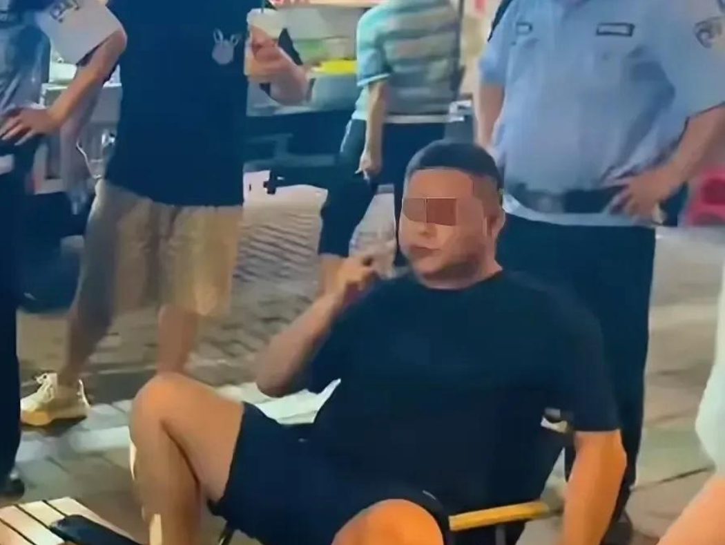 广州有个网友发了个视频，说她在摆摊的时候，突然来了两个穿黑衣服的男人，非要收她的