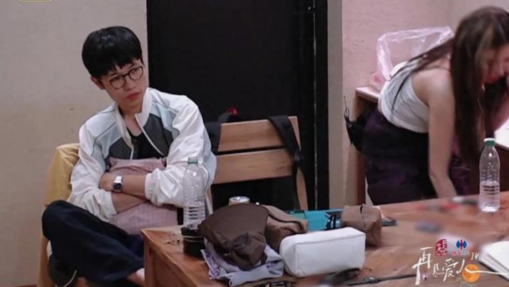 亮子是孤儿，所以对家庭有着无条件顺从，奈何遇到一个怎么做都不对的人。
 
黄圣依
