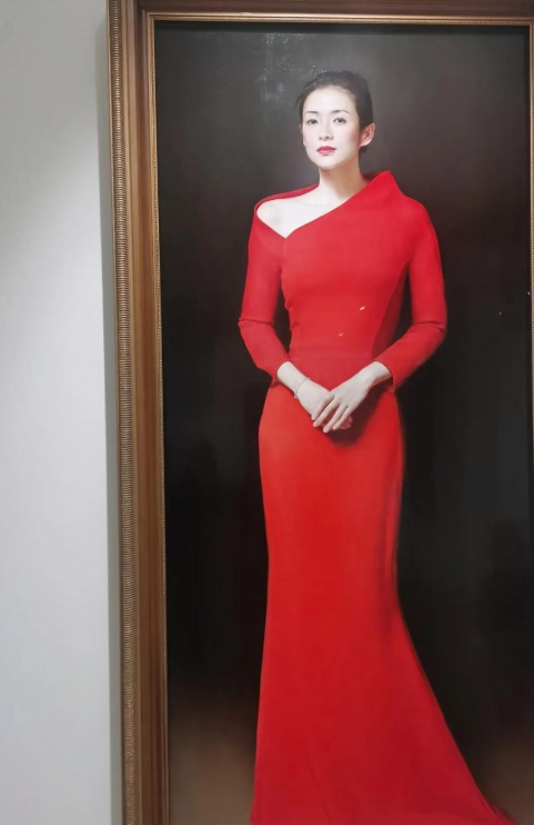 著名画家李贵君画的章子怡，油画高达两米，生动形象地表现了章子怡的高贵典雅、雍容华