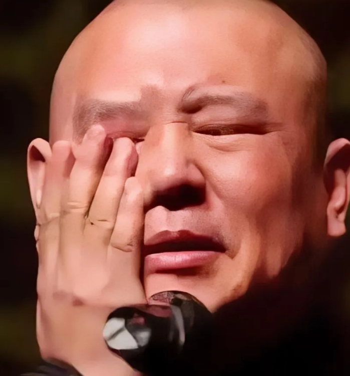 郭德纲的相声一直深受人们喜欢，他的幽默风趣是人们喜欢的原因，你看他丰富的表情就知
