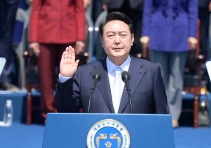 其实文在寅与尹锡悦和朴槿惠之间的恩恩怨怨也不少，尹锡悦更是“亲手”将朴槿惠送入监
