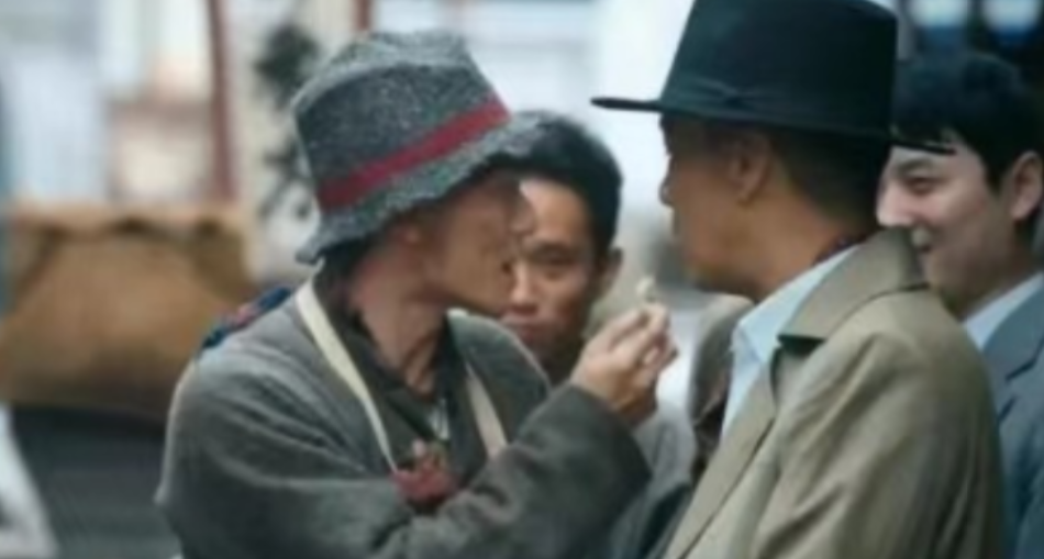 民国初年，一车夫拖着断了的胳膊来找大夫接骨，大夫见他没钱，头也不抬。车夫出门后转