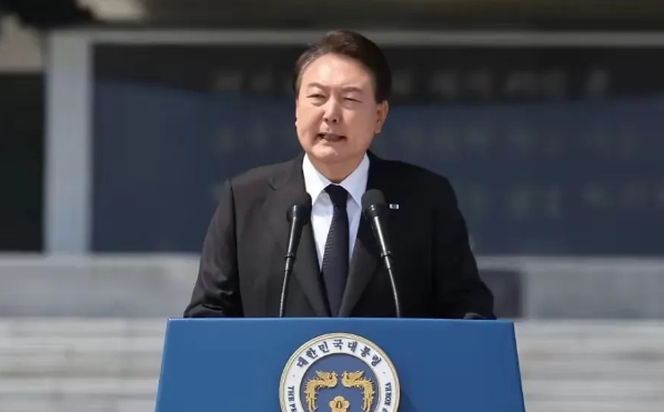韩国总统尹锡悦自始至终给人极度媚日亲美仇中的形象。其实在韩国，可以亲美仇中，也可