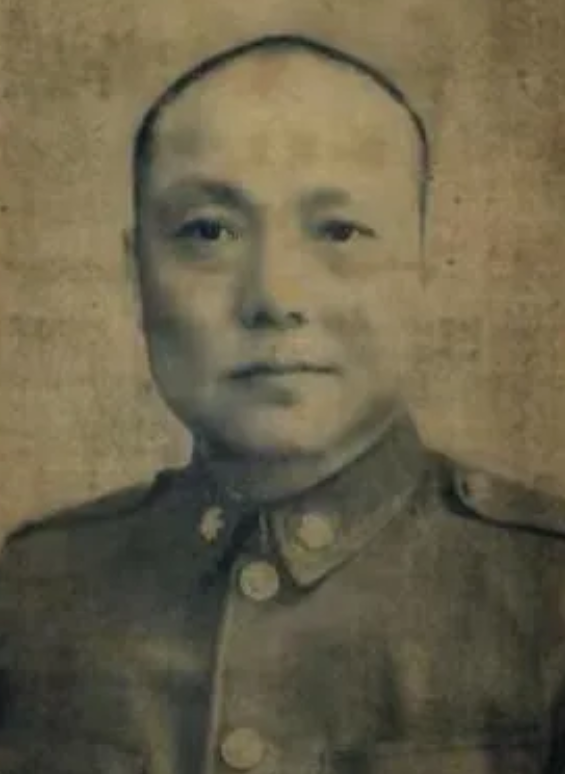 陈长捷出狱后，傅作义在北京西单请他吃饭，陈长捷却姗姗来迟，看到傅，马上阴着脸说：