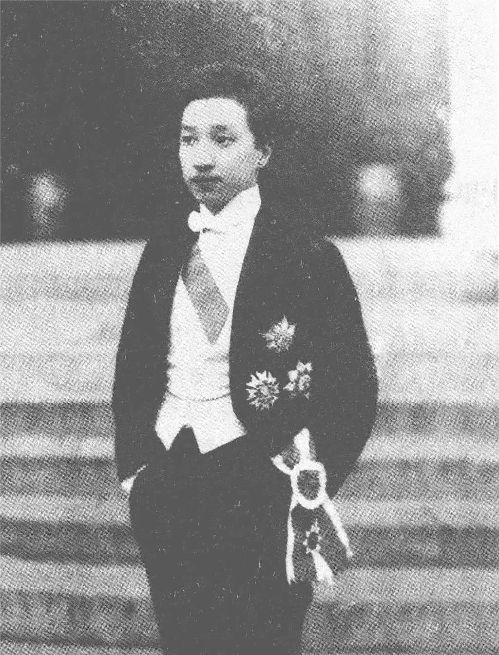 盛恩颐的堕落：富贵背后的悲剧