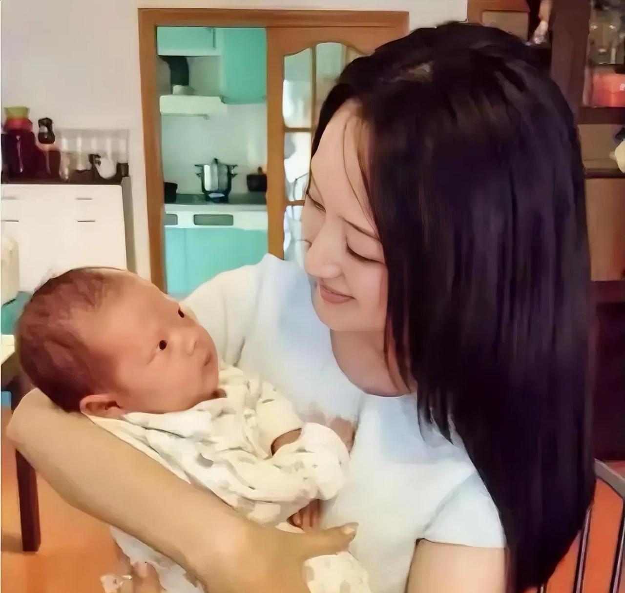 女神抱孩子的照片，也是这么美啊！
如今她已53岁了，希望能早日遇到真心爱她的另一