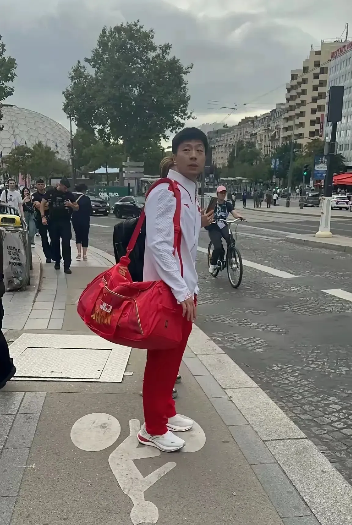 看到马龙在巴黎拍的照片，我突然明白了为啥越来越多外国人对中国有好感。我们这个还在