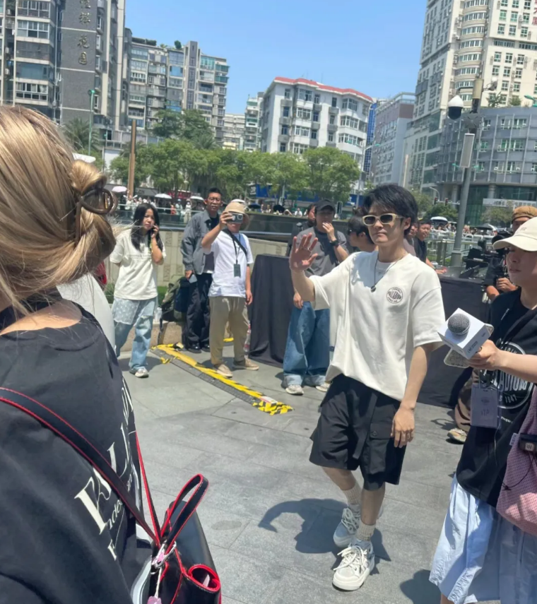 厦门万象城偶遇檀健次，本人好白脸特别精致，小小一只时尚帅气。