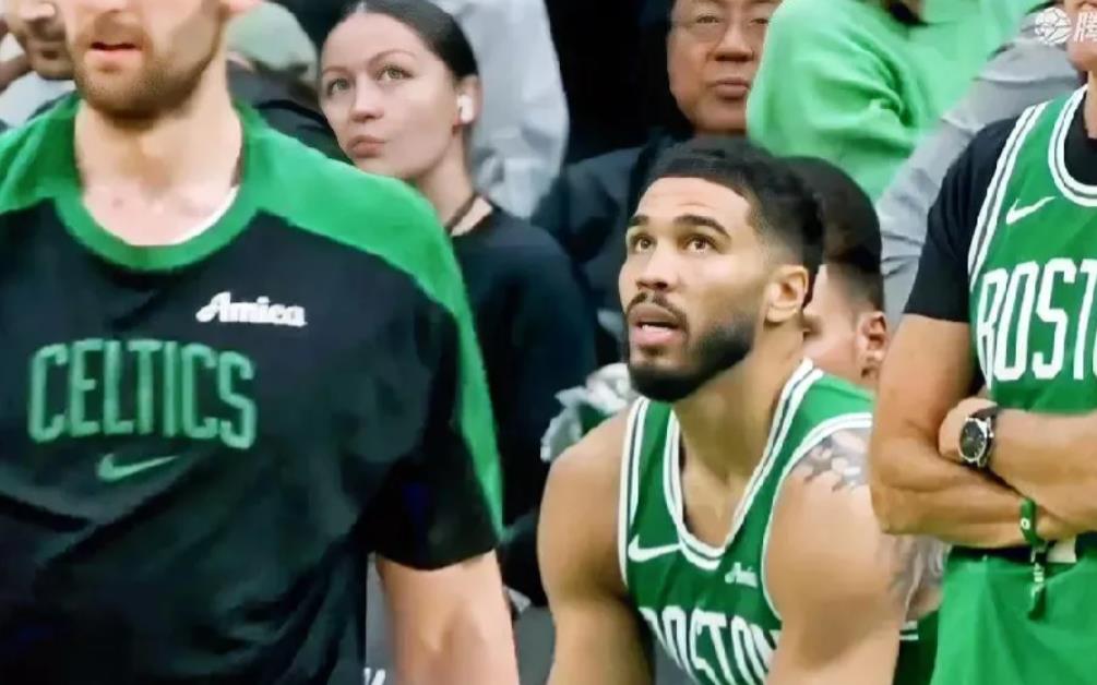 服气，绿军这是真魔球啊，真正的三分大队啊，勇士都甘拜下风。
单节投21个三分球，