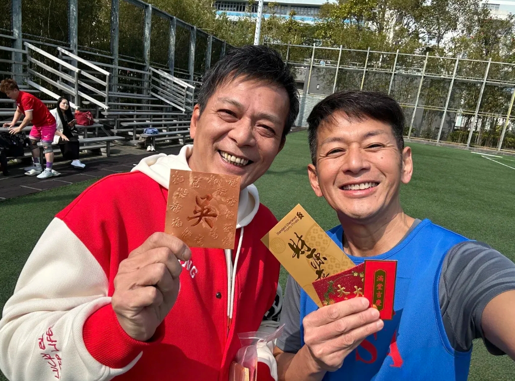 大年初八，谭咏麟和黄日华给香港明星足球队成员发红包，每一个人都有份，队员们红包收