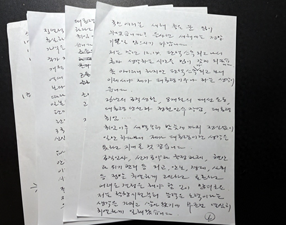 尹锡悦成了韩国宪政史上第一个被逮捕的现职总统，但他仍在为自己的行为辩解！
据韩联