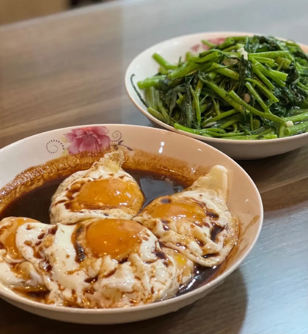 江浙沪 谁懂年后这两个菜的含金量啊？
酱油荷包蛋和空心菜
拌饭或者就粥贼好吃，不