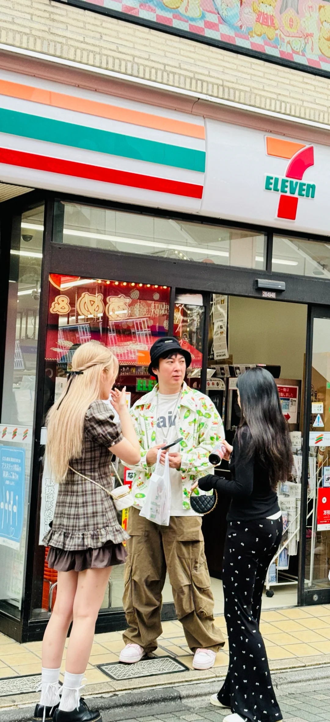 原宿偶遇王老板一拖二
走在原宿街上 偶遇王老板一拖二 带着两个美女逛潮店