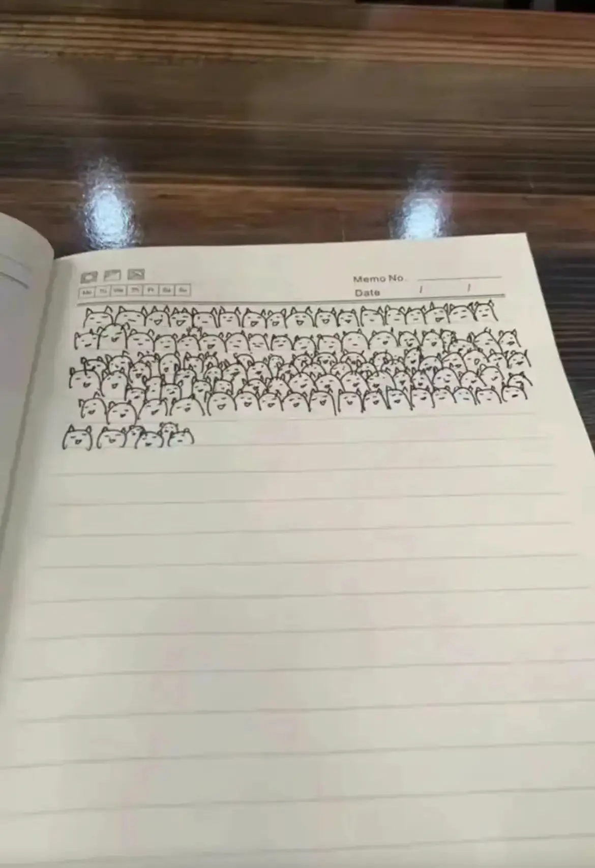 开会的时候撇了旁边女同事的会议记录，我笑了