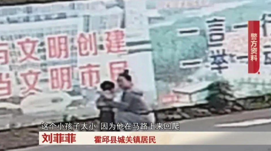 人美心又善！2024年11月女子开车经过路口，发现一个2岁男童在马路上爬来爬去！