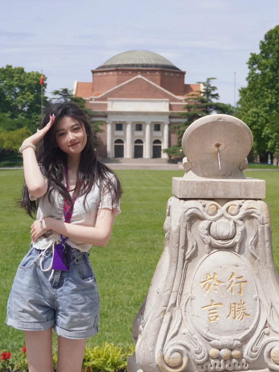 也成了曾经羡慕的说“高考加油”的学姐
给学弟学妹拍加油视频需要带一张照片 我感觉