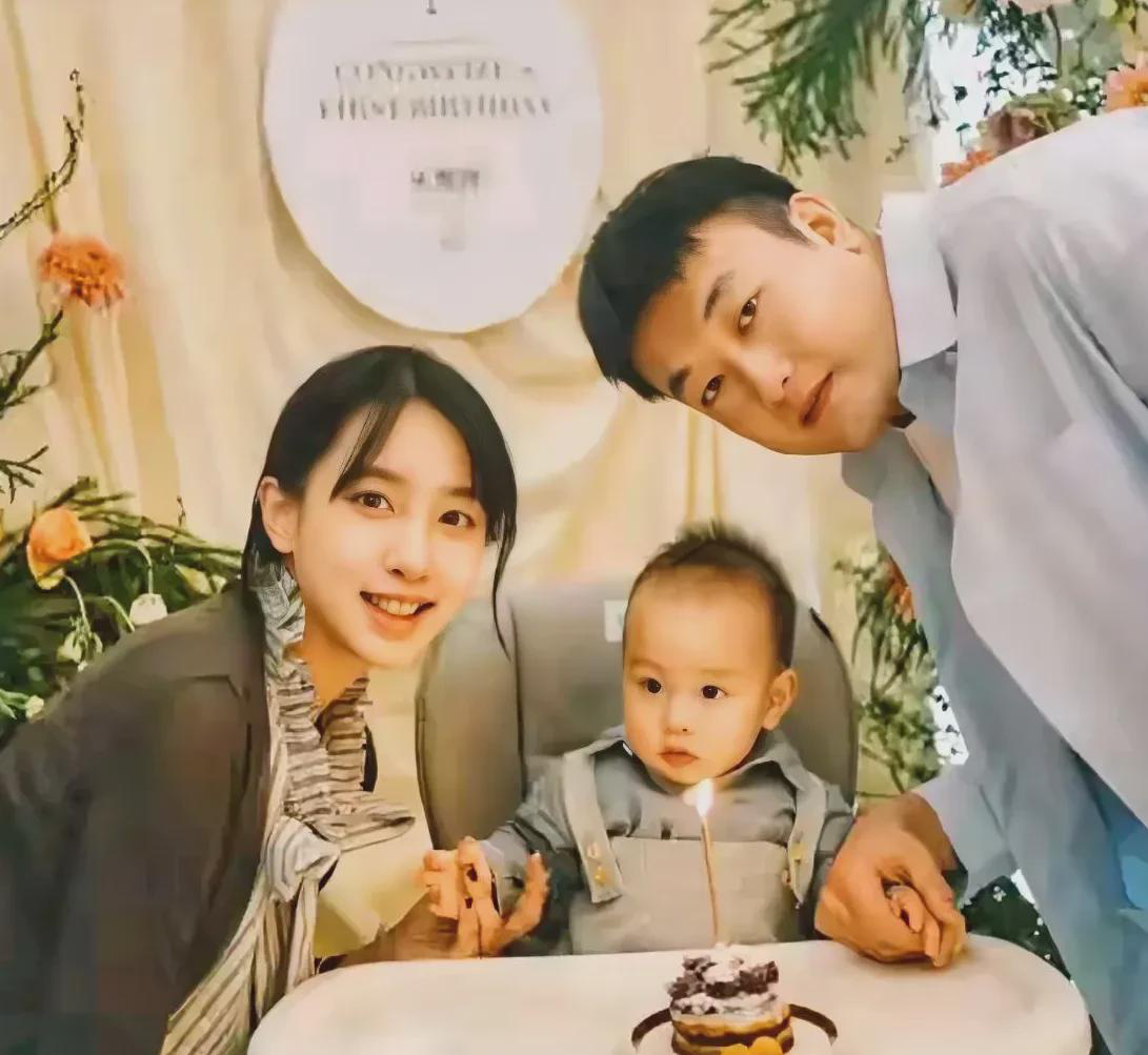  
 
 
辽宁男篮前锋丛明晨的社交账号突然活跃起来！他晒出全家为儿子庆贺周岁的