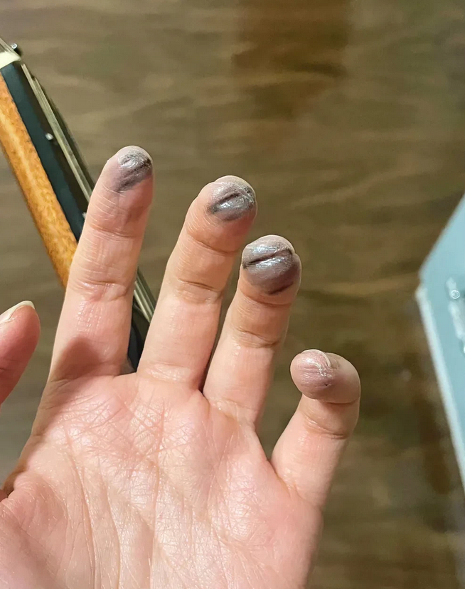 太让人费解了！在山东，有一位男子报了一个吉他班，因头一节课有事耽搁未能参加。第二