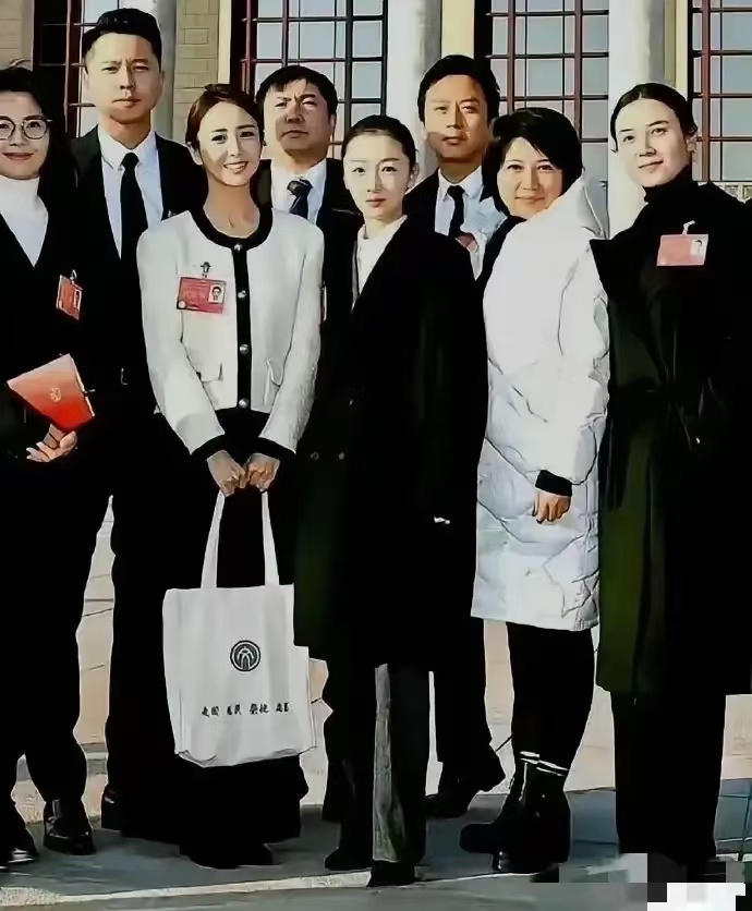 你瞧，在一群明星当中，周冬雨的长相还是挺不错的呢。她就像一朵独特的小花，有自己的