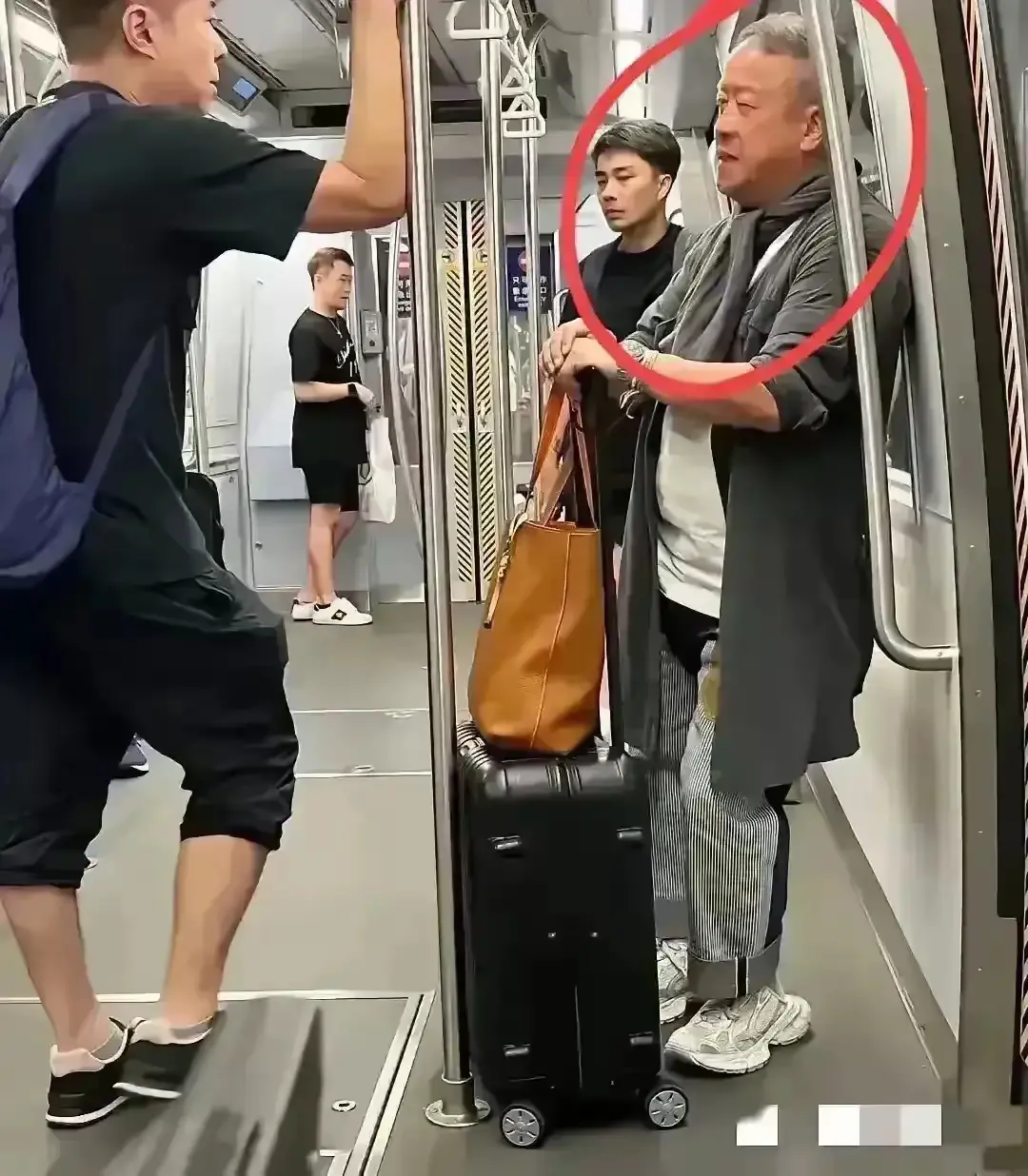 看我在上海地铁遇到谁？这人在香港没有人不认识的！