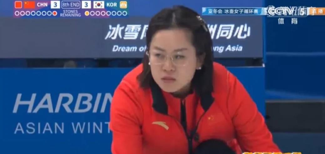 低素质的韩国观众彻底激怒了中国女子冰壶队的运动员，哈尔滨冬运会冰壶赛场在决定比赛