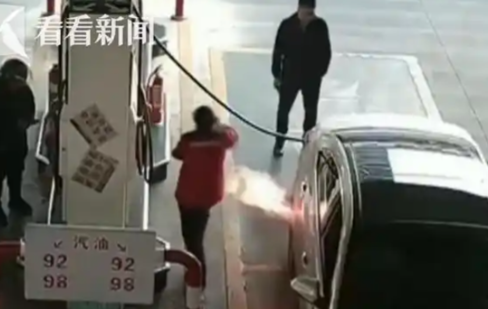 一轿车加油时突然起火，加油站女员工不仅没逃跑，还上演了100分的教科书式扑救！最