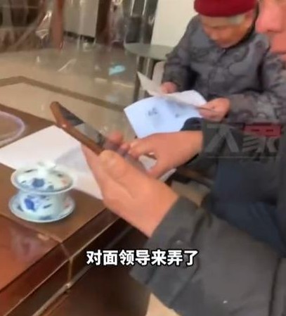 刘强东给老家每户发钱发礼品

                         