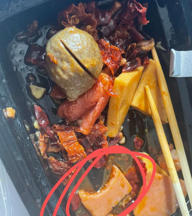 点了一份外卖，都快吃完了看到这个，是不是被人咬了一口？感觉有点反胃