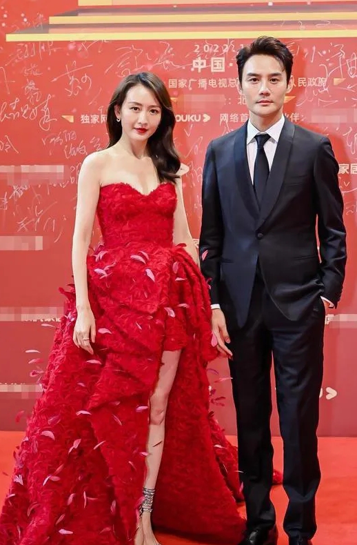 王凯身着西装、系着领带的模样真是帅气十足，即便胡歌和靳东同台，也稍逊一筹。遗憾的