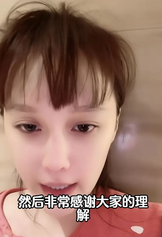 凌晨2点30分左右，赵本山的女儿“球球”突然发布了一段视频，视频中她痛哭流涕地向