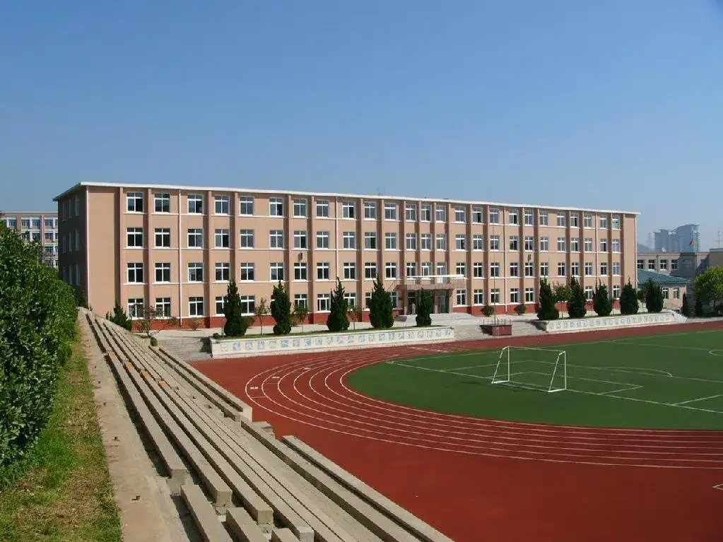 教育学生必须有度！广西百色，数学老师上课时，因学生未完成作业，用笔敲学生头部、揪