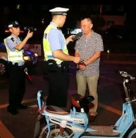 这位厦门市民被罚究竟冤不冤？
厦门的一位市民李先生（化名）晚上要与多年未谋面的老