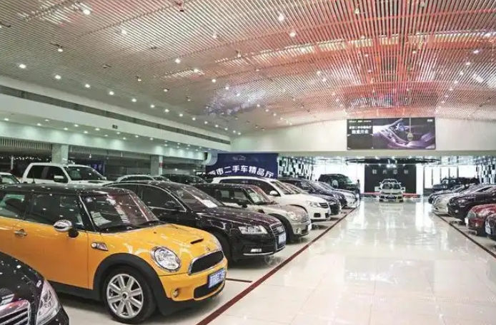 听我一句劝，买车就以你6个月的工资收入为准就可以。
如果月入3000元，你就买一