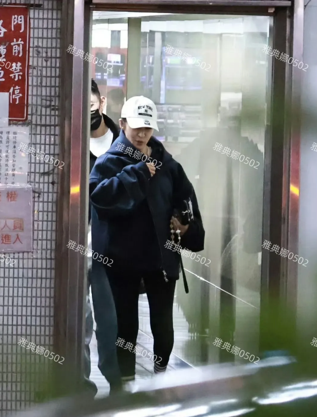45岁萧亚轩最近在积极的调养身体做复健，胖了一些，气色也不错，状态比之前好多了。