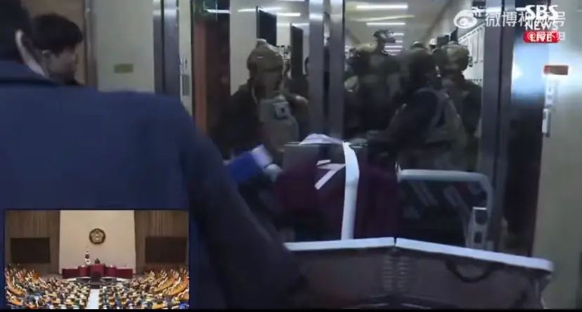 韩国特种部队冲入国会大厦准备实施抓捕反对党议员，遭到抵抗。国会外示威者与警察发生