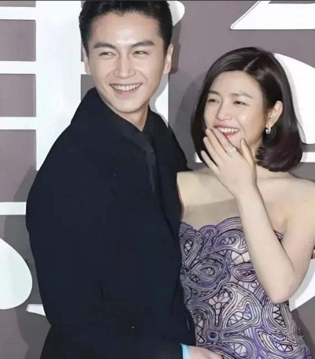 沒想到这两口也离婚了，
当初结婚的时候经常秀恩爱，
让人感觉总算有一对恩爱的明星