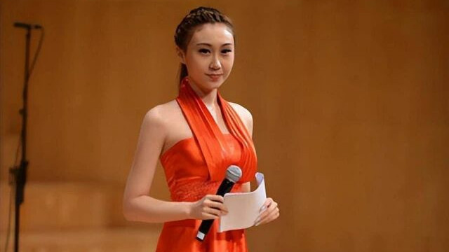 水均益女儿时尚大气，穿橘黄色挂脖连衣裙+高跟鞋，尽显大长腿！