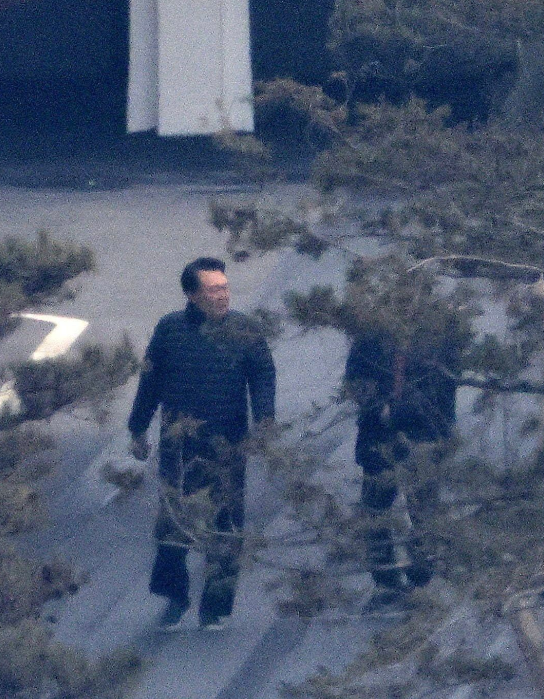 尹锡悦弹劾案首次辩论4分钟就完了，韩国网友怒了：被弹劾还涨薪，开庭就是走过场！