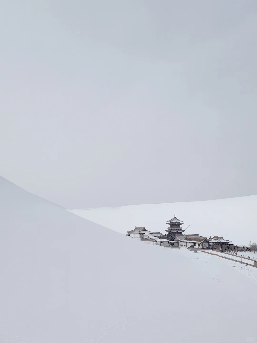 今日 敦煌 大雪🌨️ 覆盖了整个沙漠