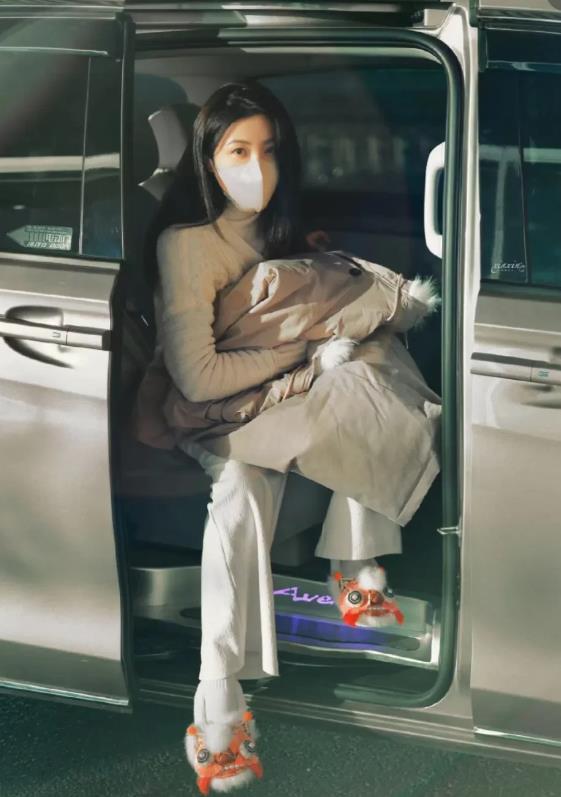 大美人曾黎不愧是内娱宣扬传统文化的第一人！
近日，曾黎赴韩国参加活动，脚上的一双