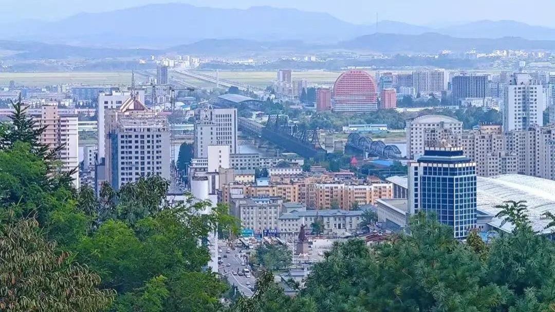 辽宁山巅热门公园，可俯瞰朝鲜的深圳特区，他们大楼挺多的嘛