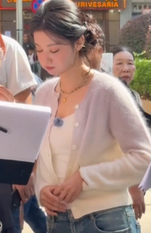 感觉王楚然不管多谁的穿搭都非常的有气质呀，真的是太美丽了，果然是天生丽质