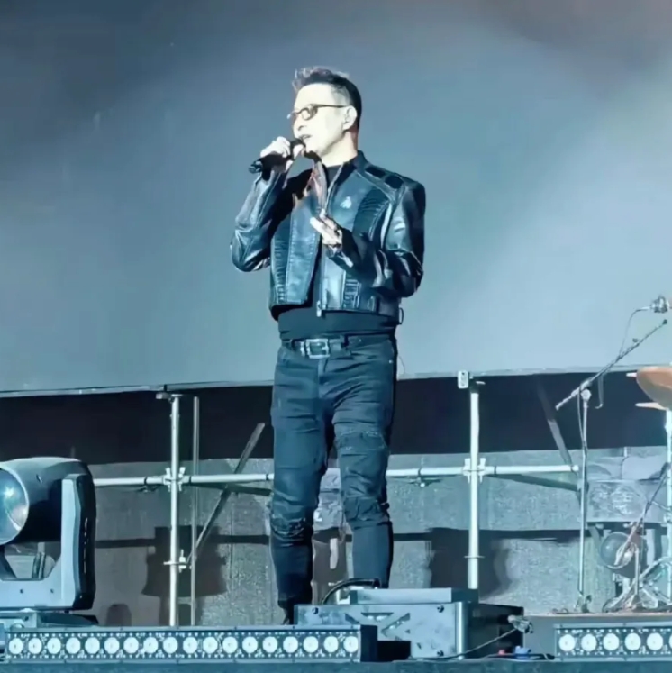 汪峰的演唱会，也是发福明显，都这大肚腩了，还穿紧身皮裤和短款皮衣。
这几年是普遍