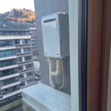   在朋友家的小区里，我看到了一个颇为新奇的景象：一些住户为了节约室内空间，竟